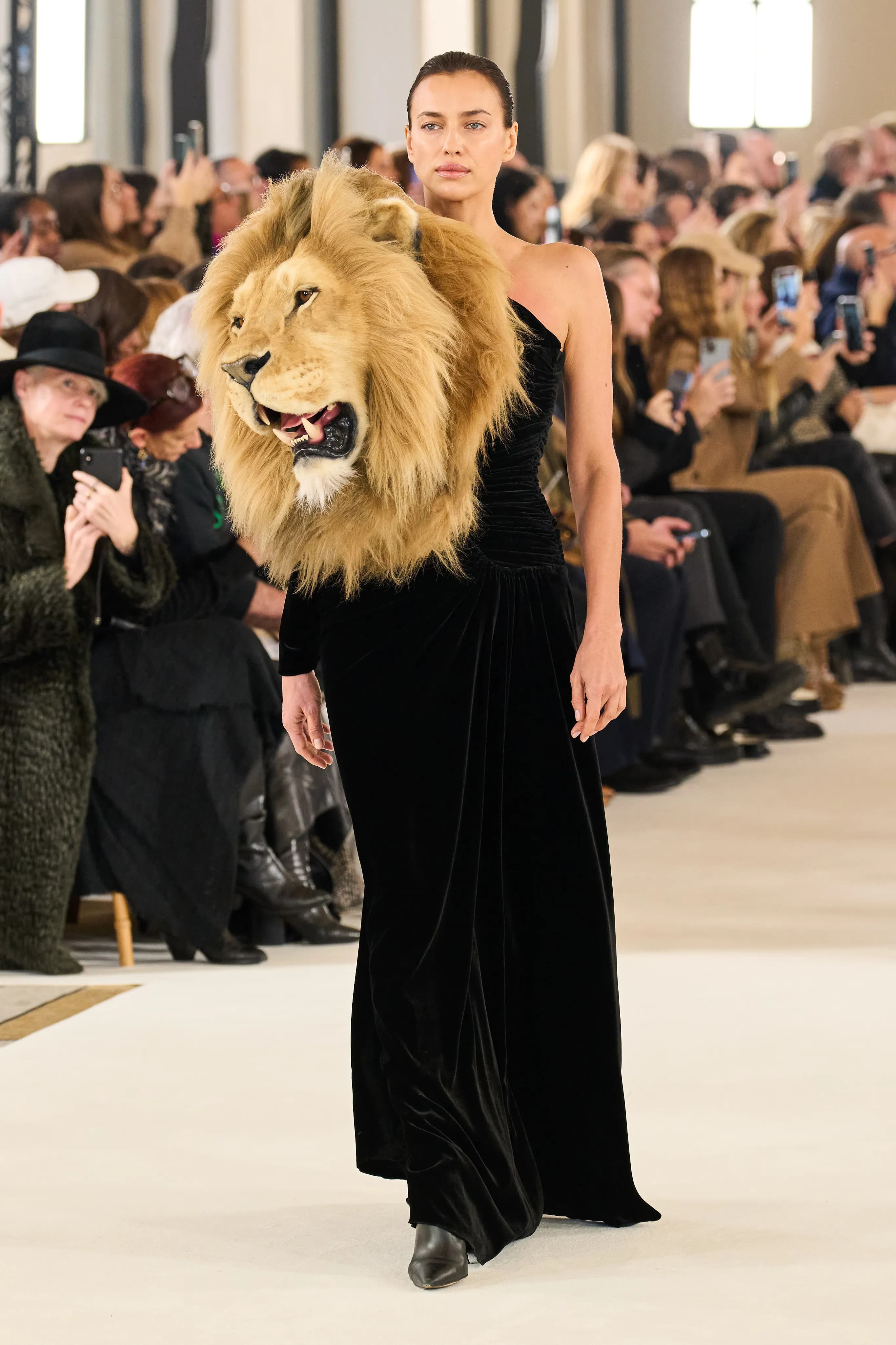 Schiaparelli Spring 2023 Couture runway look