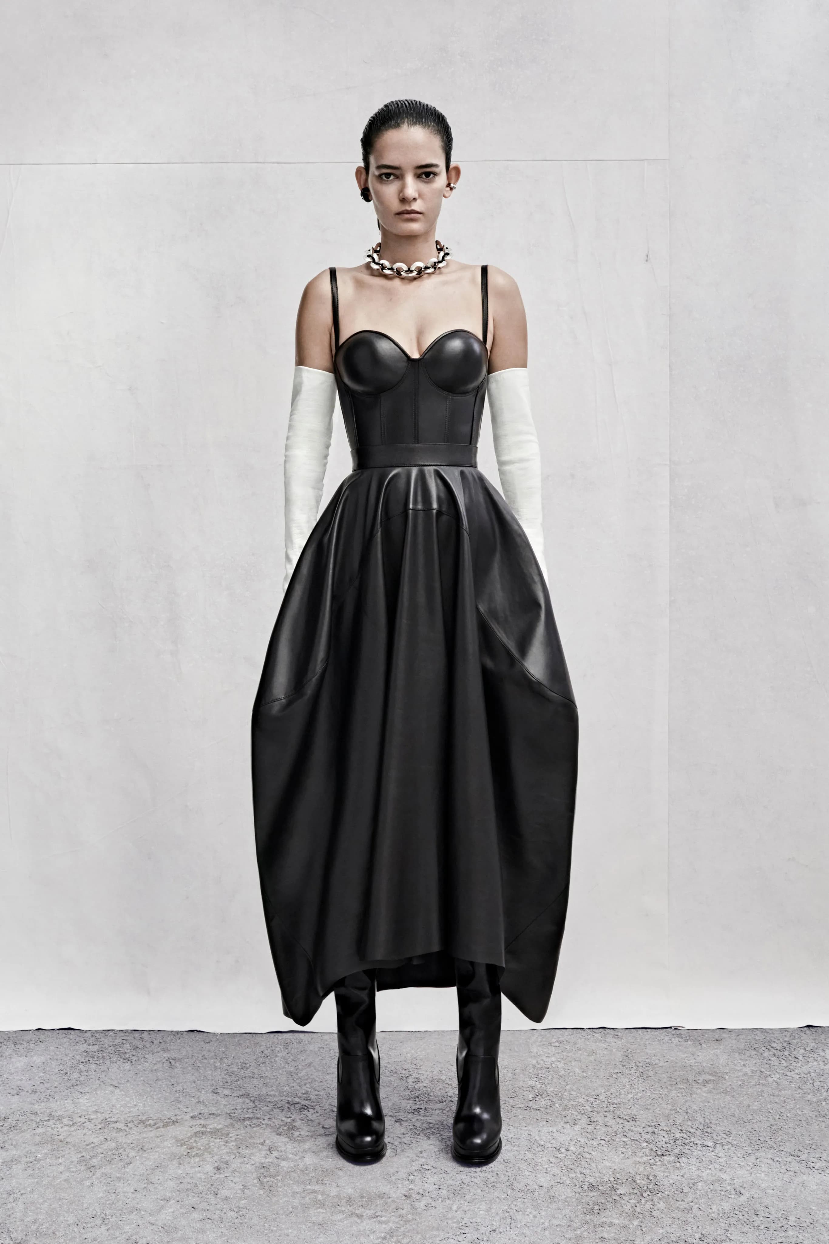 Alexander McQueen Resort 2023 runway look