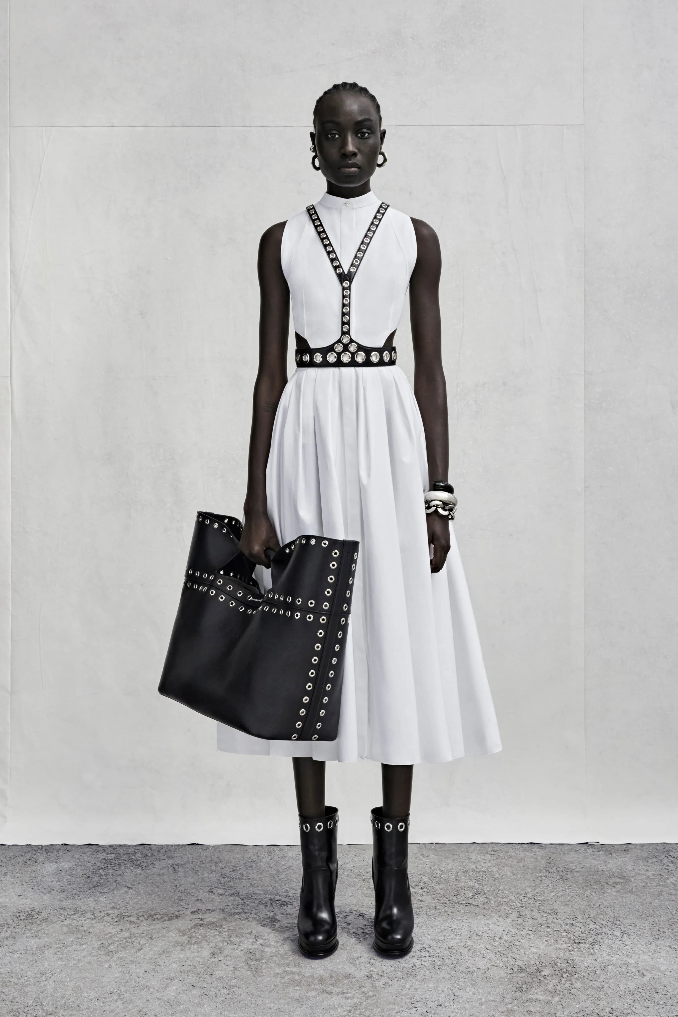 Alexander McQueen Resort 2023 runway look