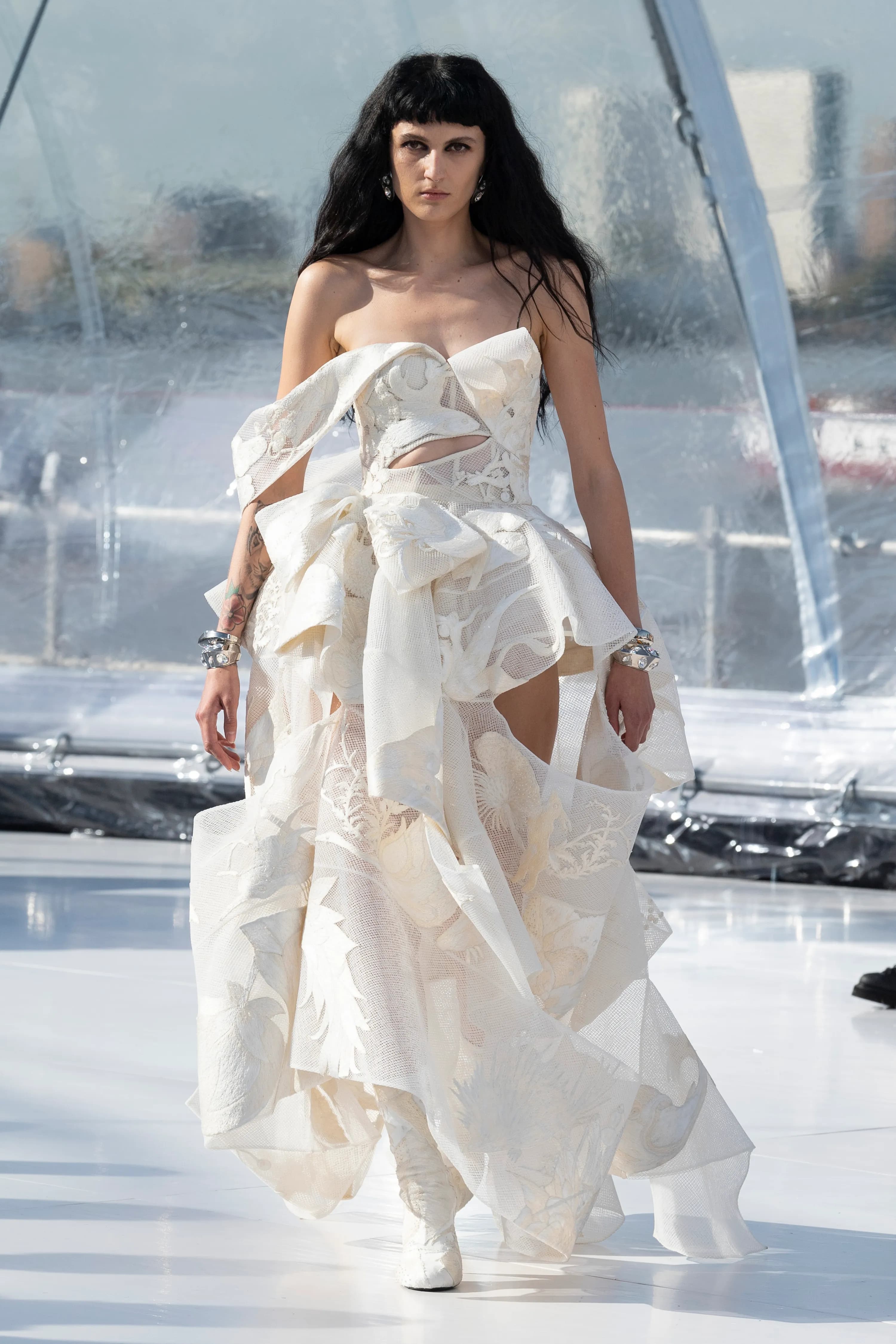 Alexander McQueen Spring 2023 Ready-to-Wear runway look