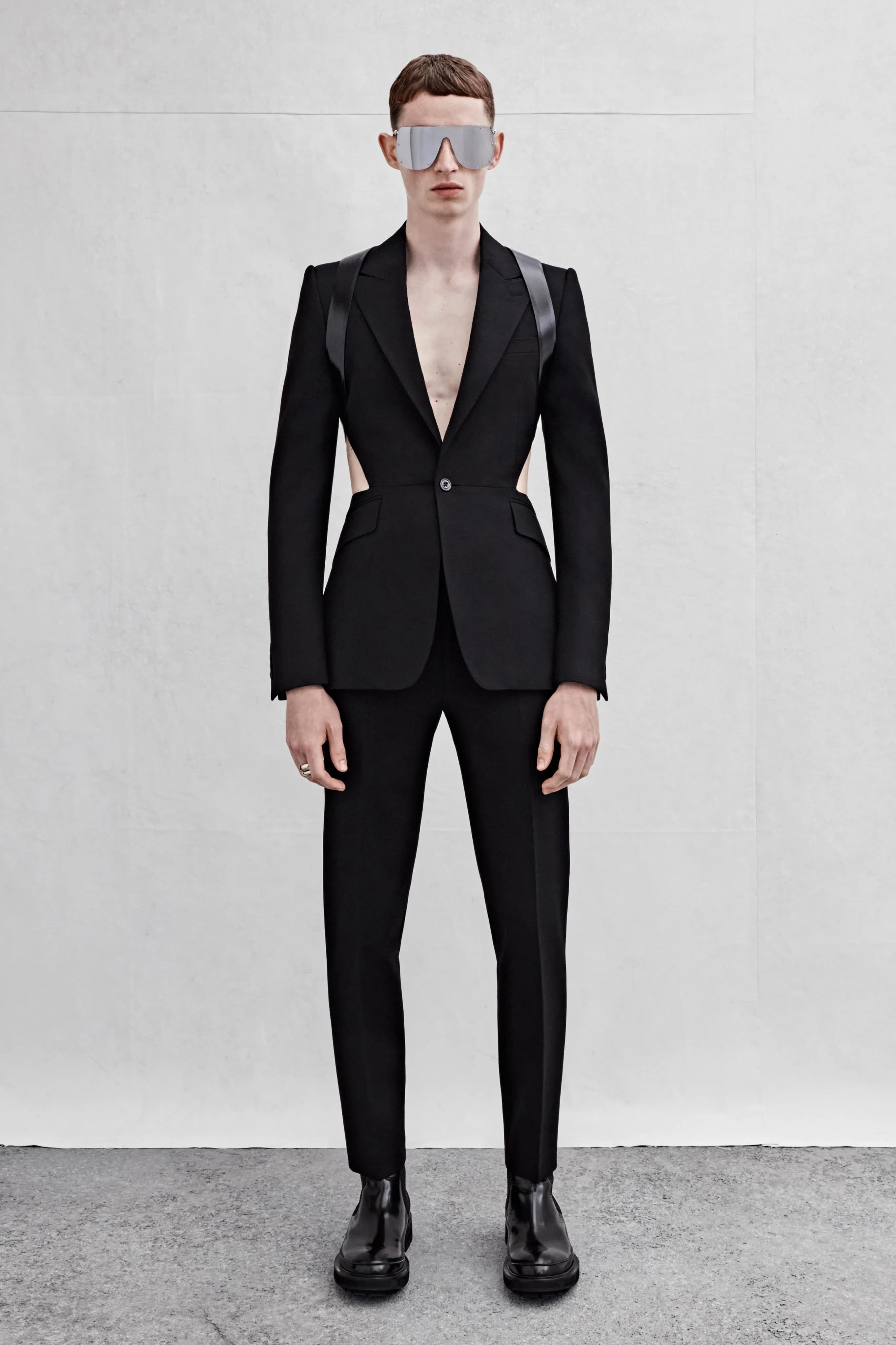 Alexander McQueen Spring 2023 Menswear runway look
