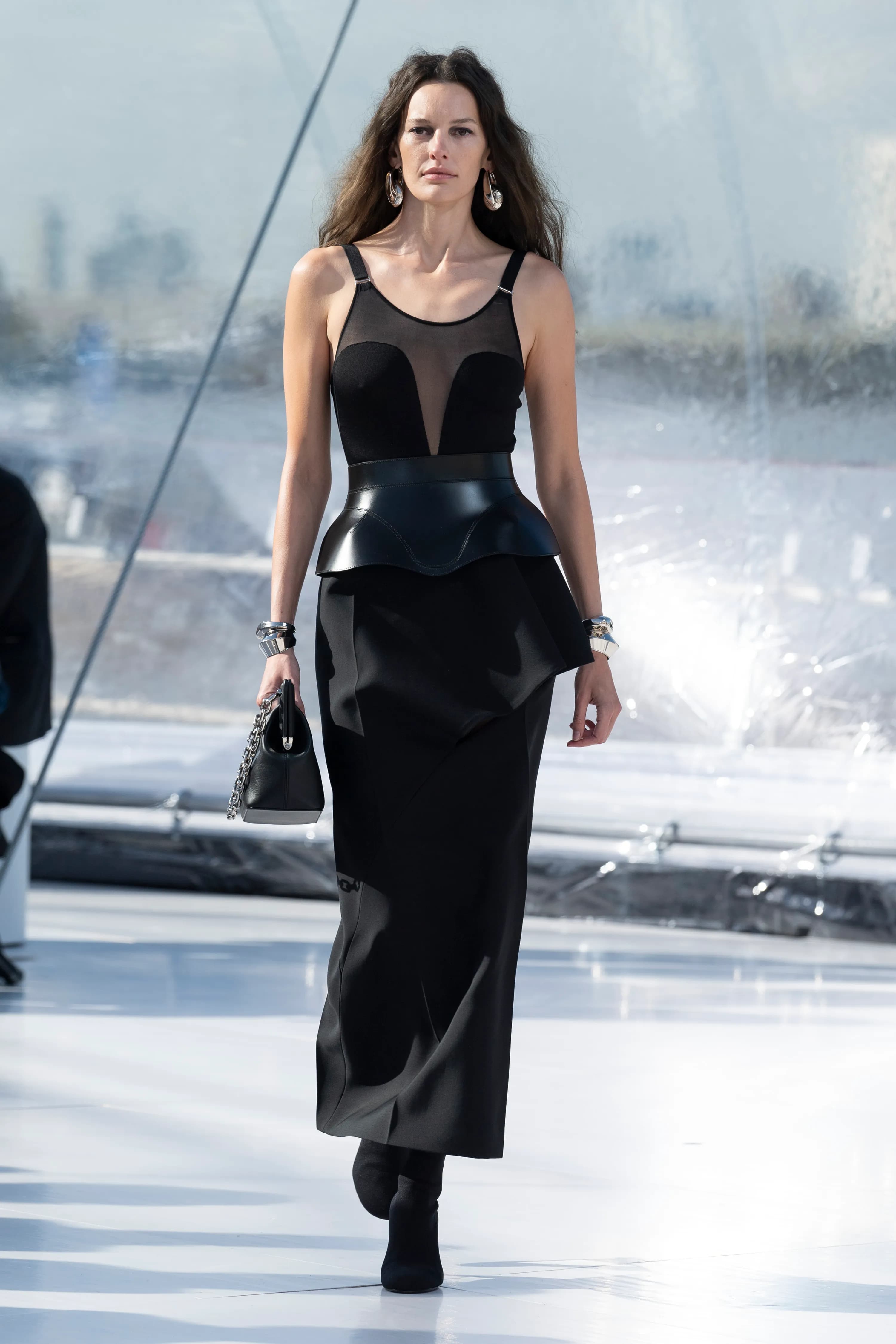 Alexander McQueen Spring 2023 Ready-to-Wear runway look