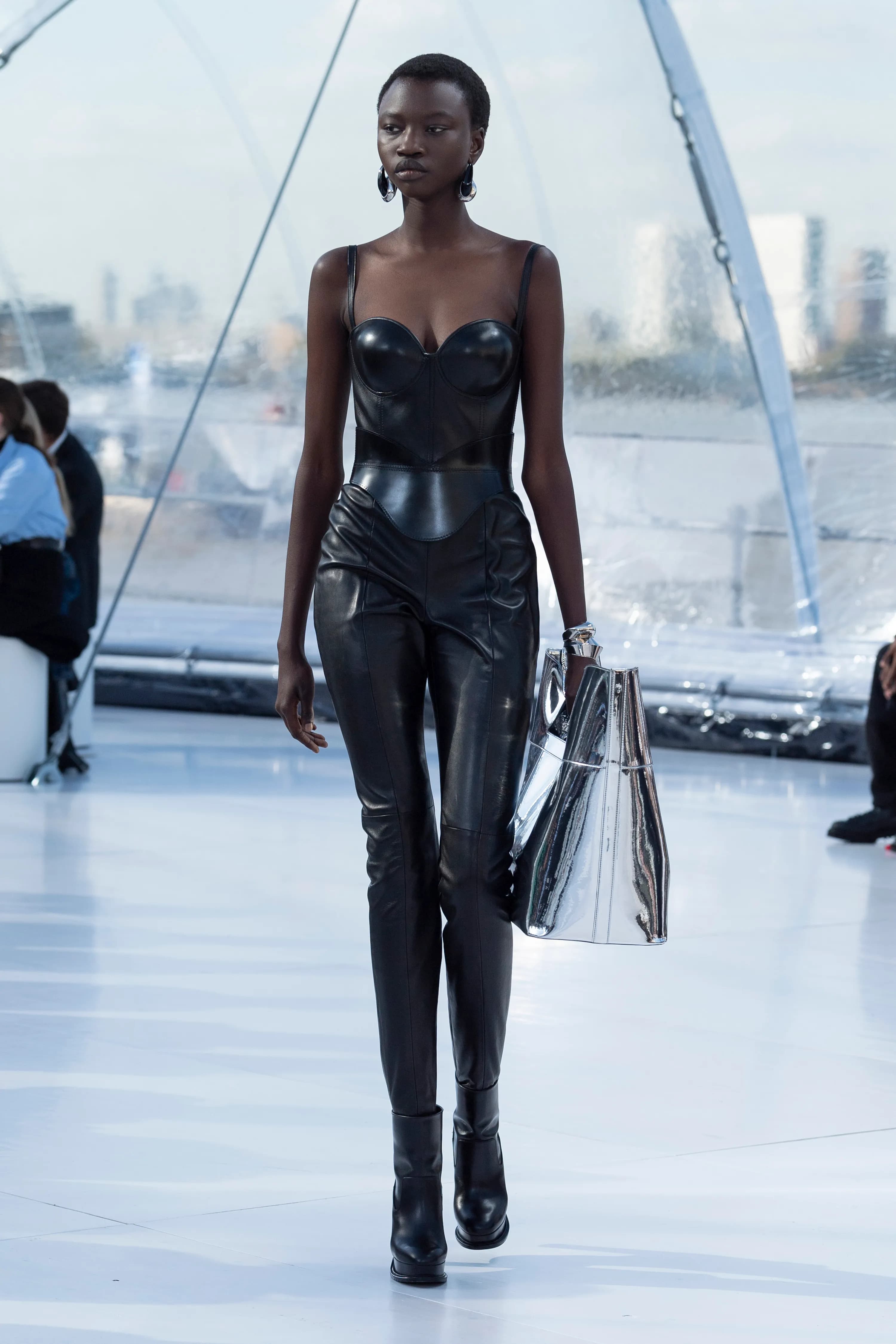 Alexander McQueen Spring 2023 Ready-to-Wear runway look
