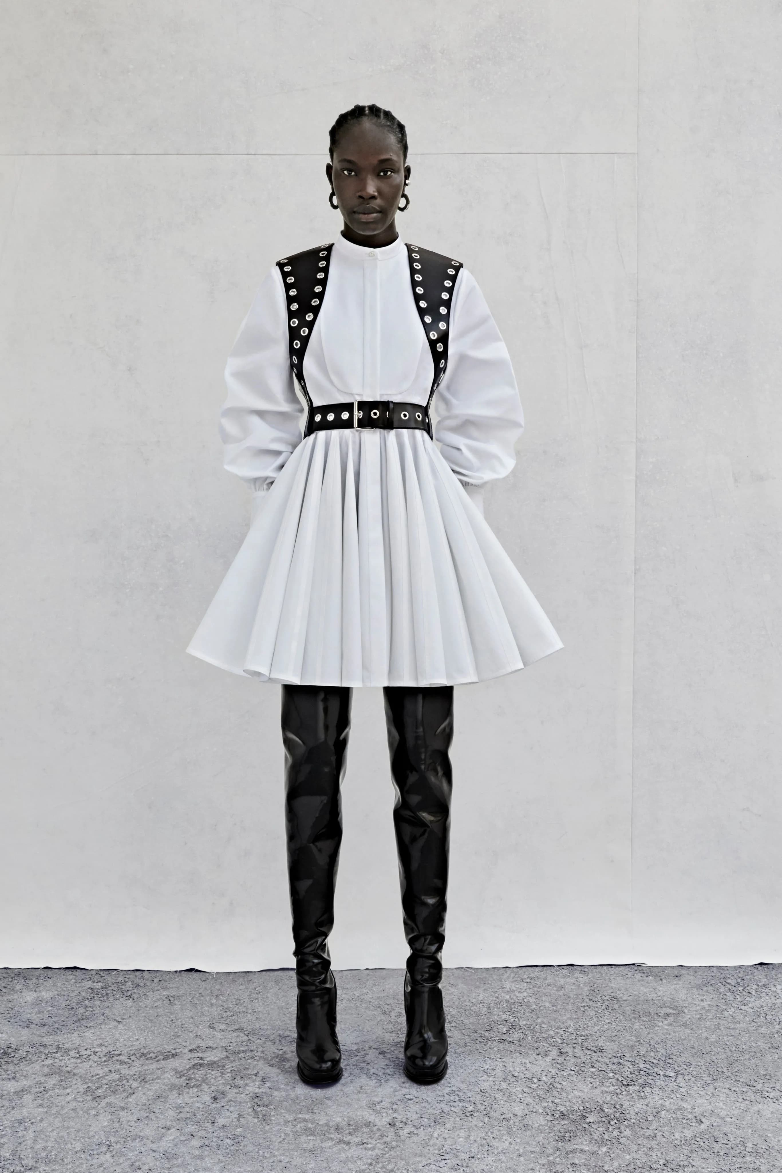 Alexander McQueen Resort 2023 runway look