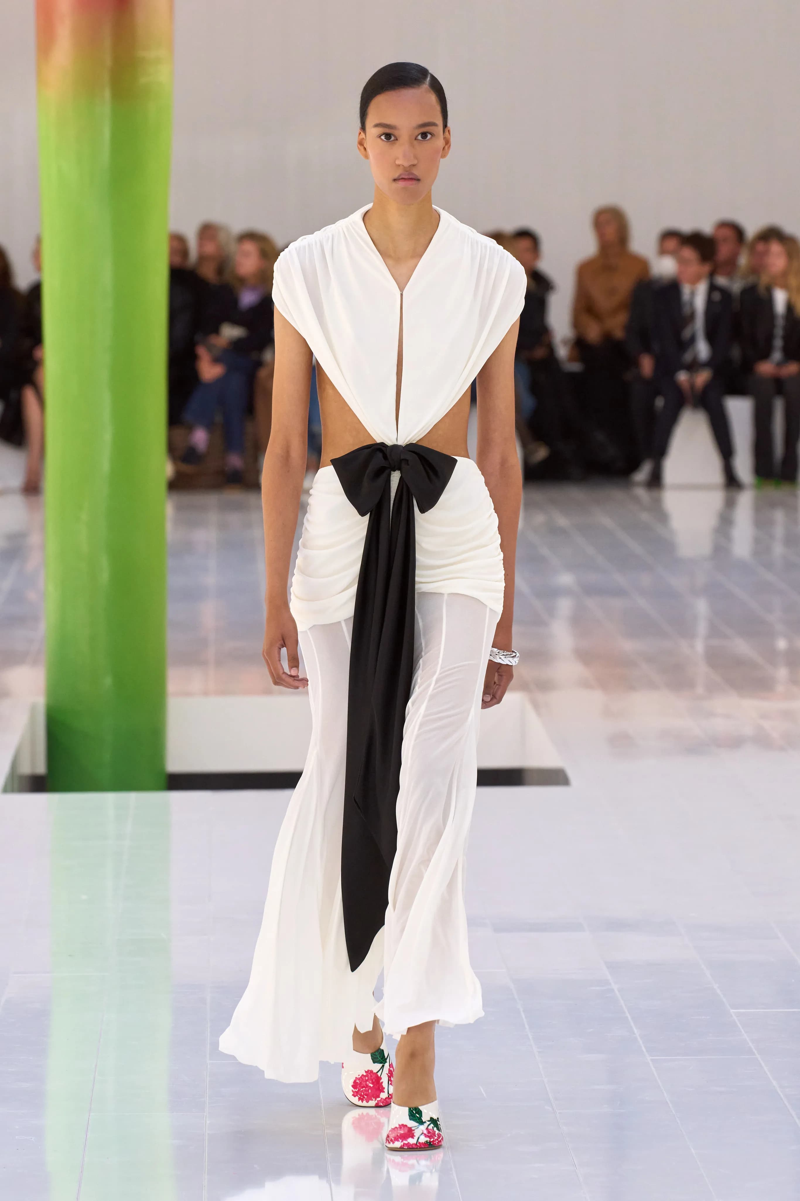 Loewe Spring 2023 Ready-to-Wear runway look