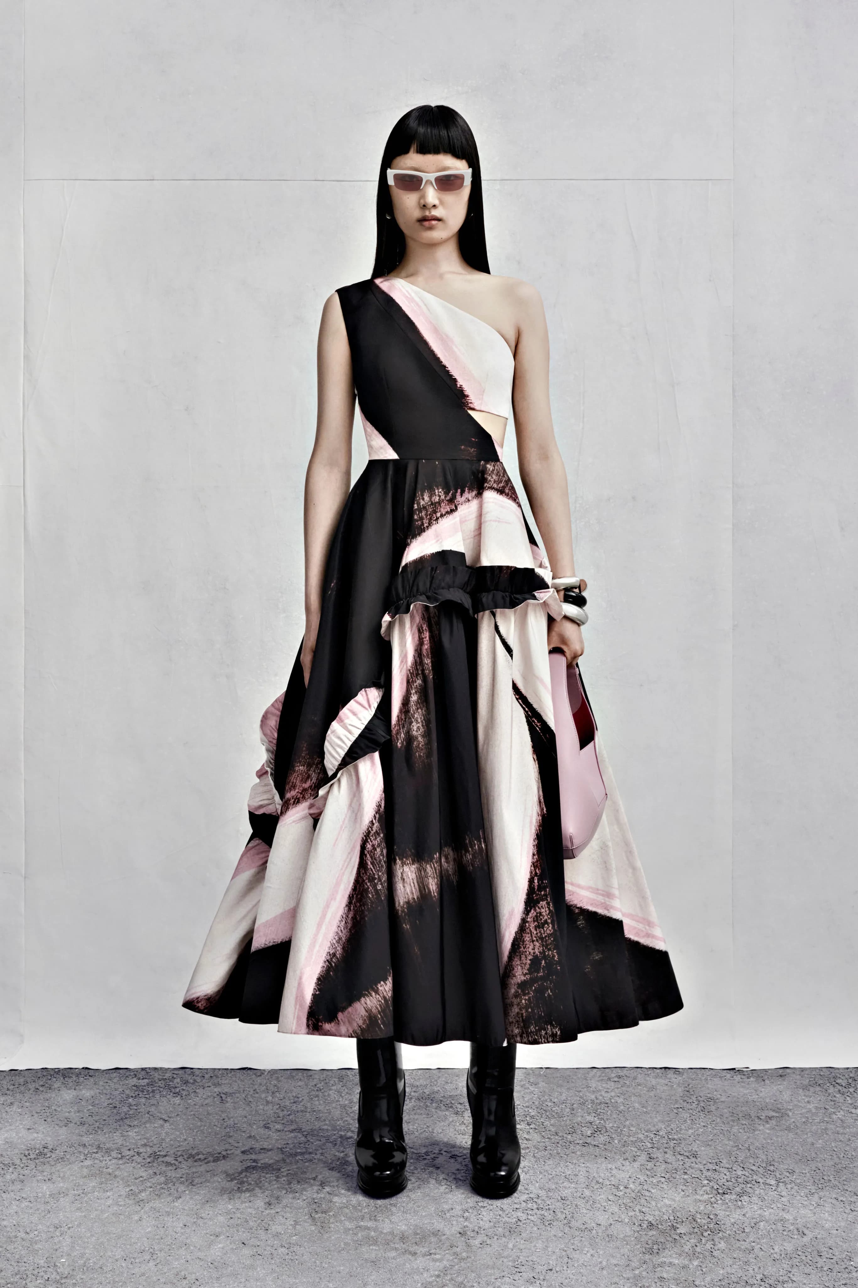 Alexander McQueen Resort 2023 runway look