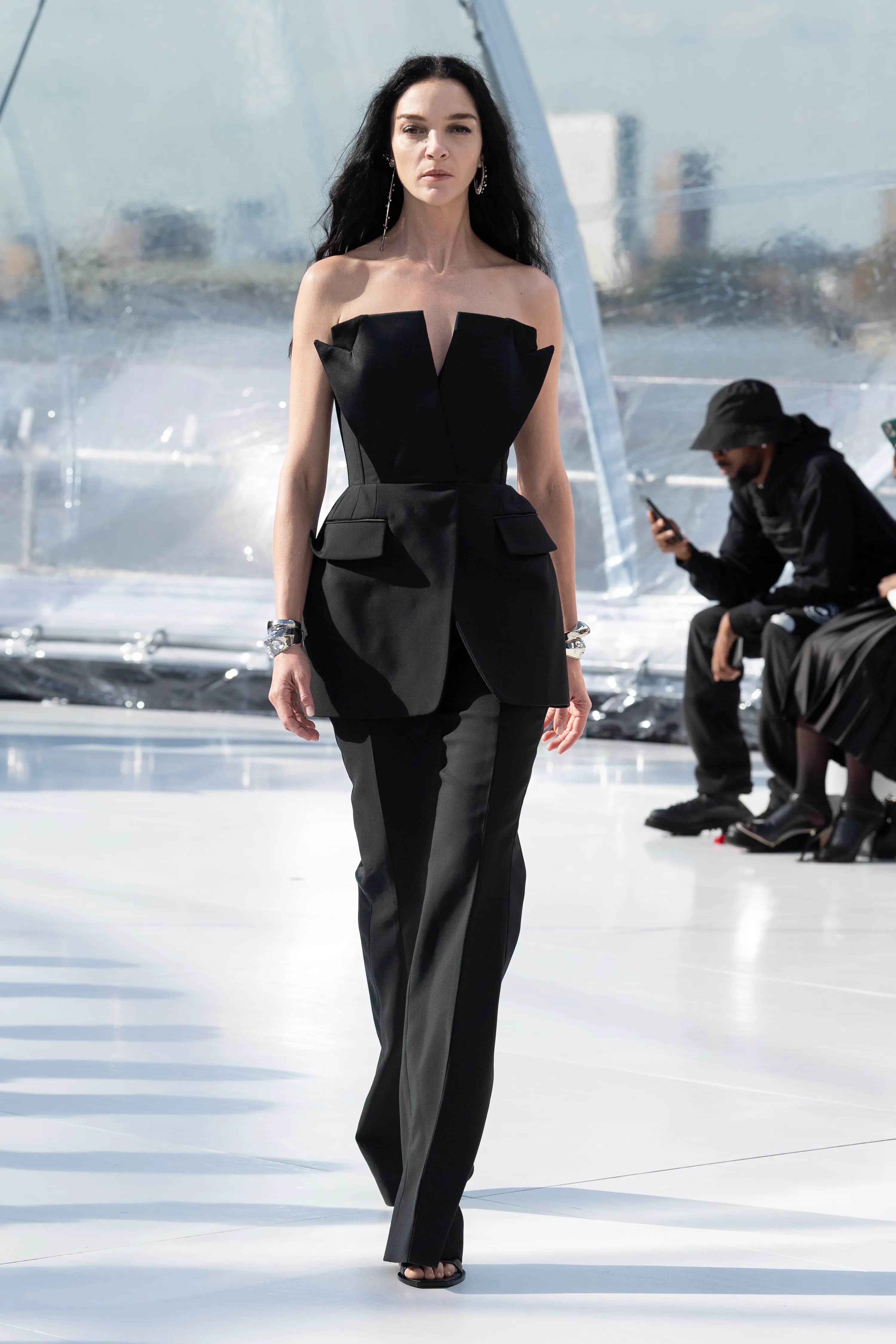 Alexander McQueen Spring 2023 Ready-to-Wear runway look