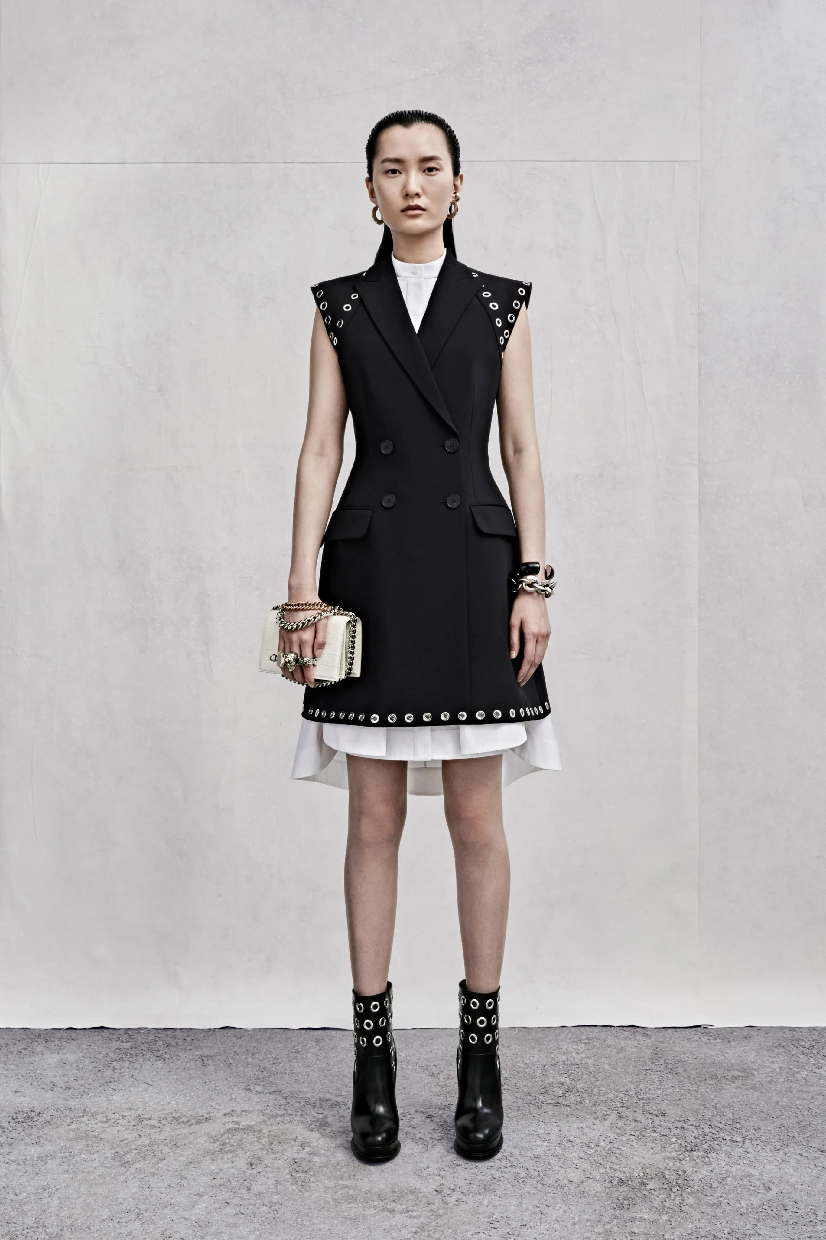 Alexander McQueen Resort 2023 runway look