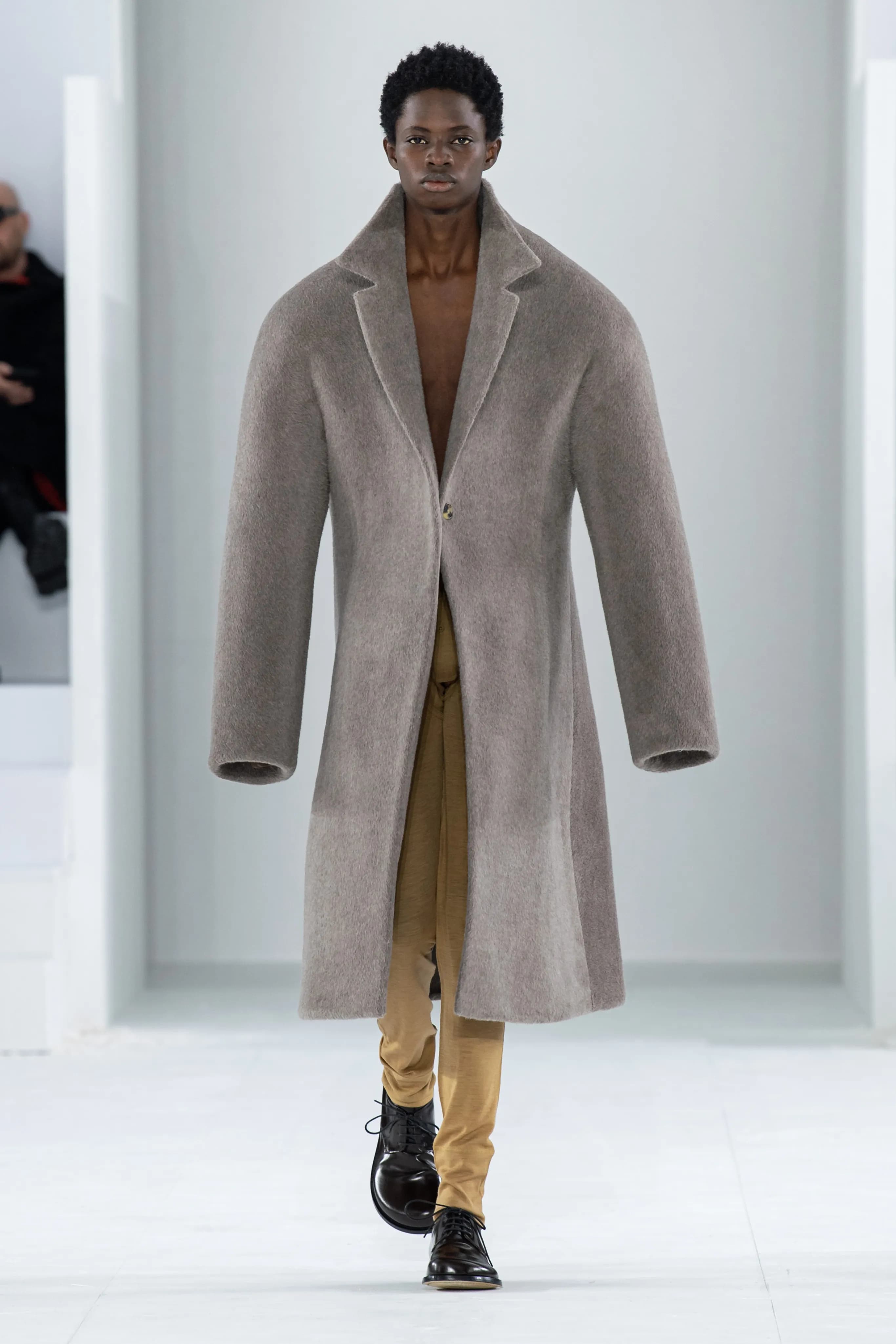 Loewe Fall 2023 Menswear runway look