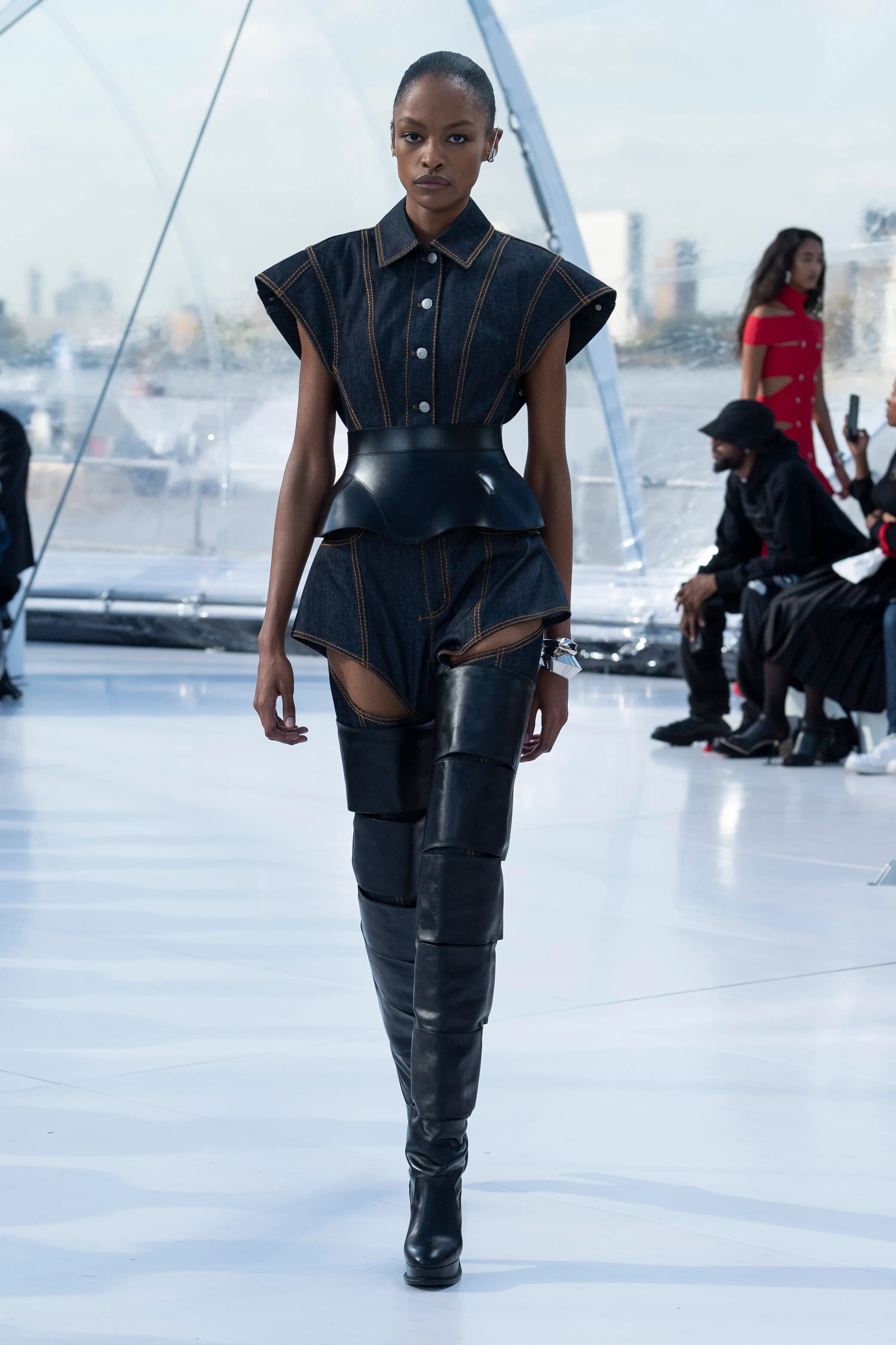 Alexander McQueen Spring 2023 Ready-to-Wear runway look