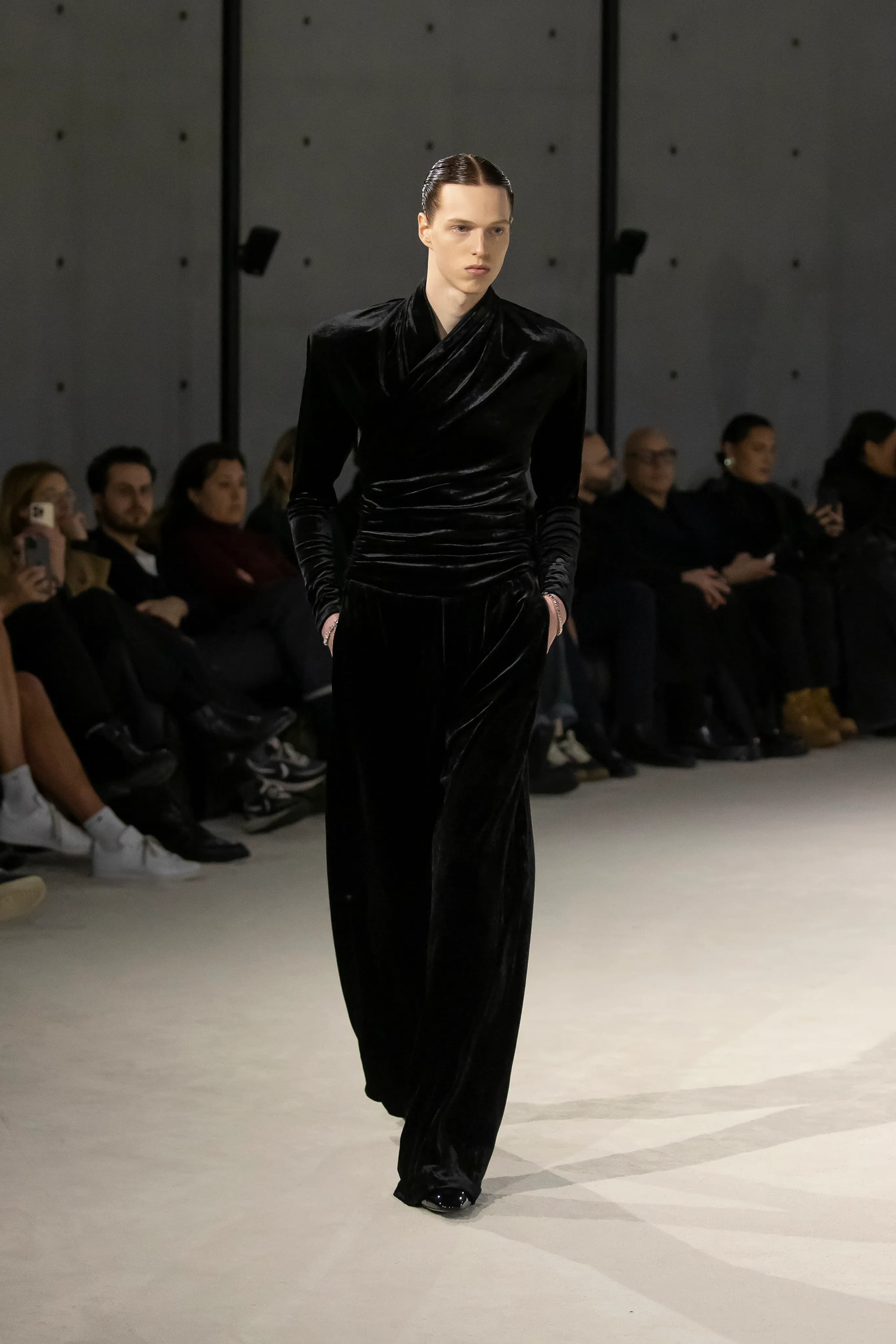 Saint Laurent Fall 2023 Menswear runway look